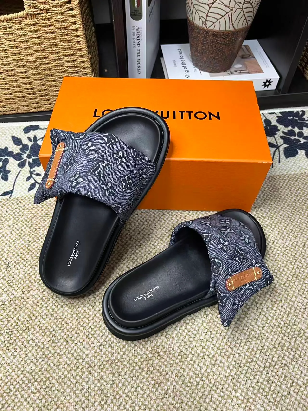 P340 [New Style] [LOUIS VUITTON] Louis Vuitton, LV printing, men's and women's slippers are now on the market, packed in drawer boxes with cloth bags and cards, the upper pattern looks very soft and waxy, and is a super versatile leg slimming tool. Fabric: imported denim/canvas/old fabric, LV hardware LOGO, official website pattern printing, comfortable to wear, feet: high-elastic PU water table. Sole: foam sole, heel height: about 5cm. Code number: 35-46, 35, 45, 46 are custom-made and non-returnable. Color: multiple colors and styles available.